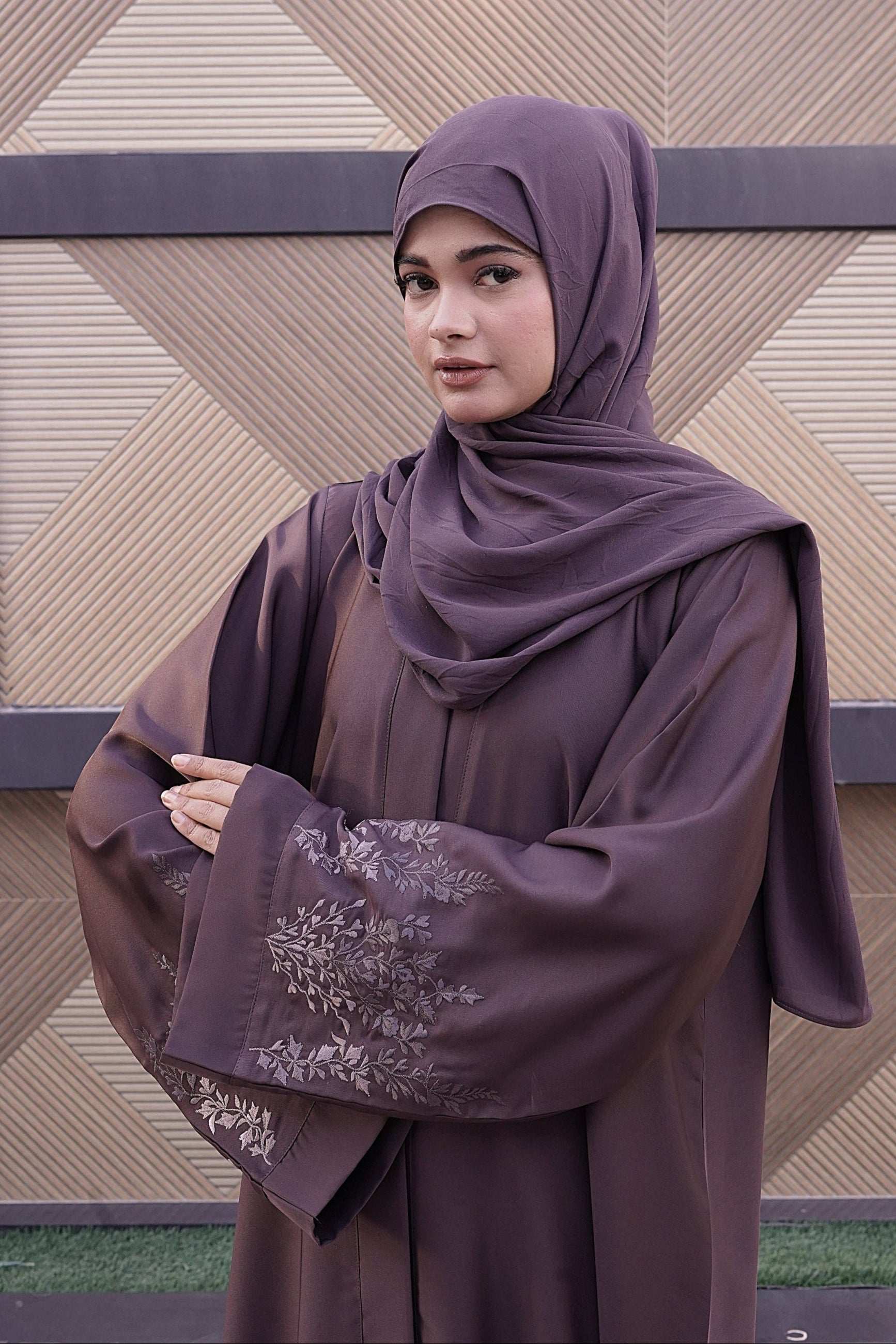 Noor Al-Qahwa Abaya - Dhaagey 